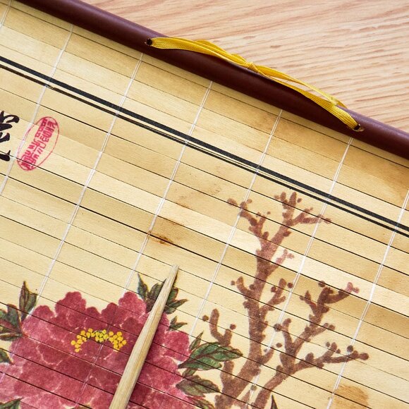 Chinese Bamboo Scroll Calendar 1985, Flowers motif - Picture 8 of 9